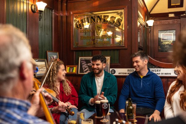Opwarmen en meezingen in een van de pubs